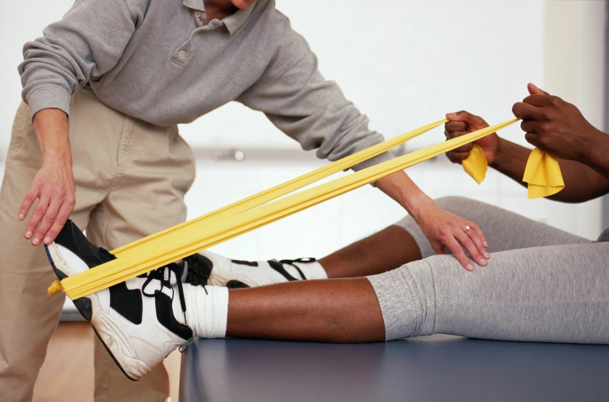 Реабилитация после перелома. Резинка для разработки коленного сустава. Резинки для реабилитации после эндопротезирования. Реабилитация при переломах.